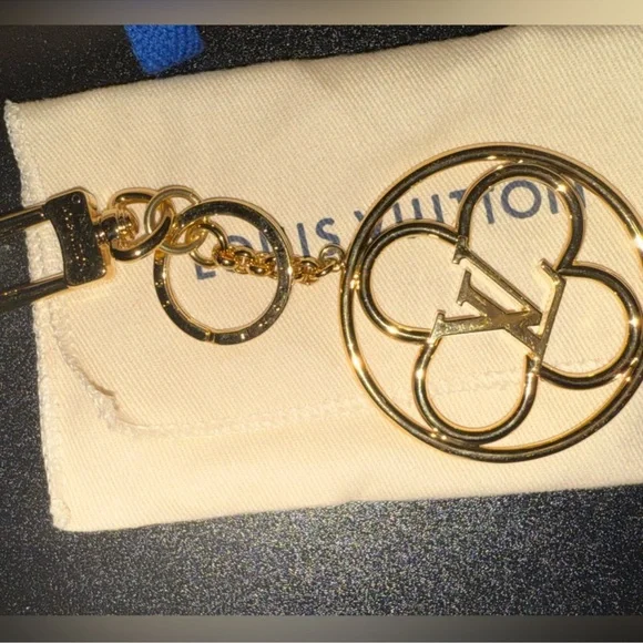 LOUIS Vuitton Key Chain - Picture 5 of 7